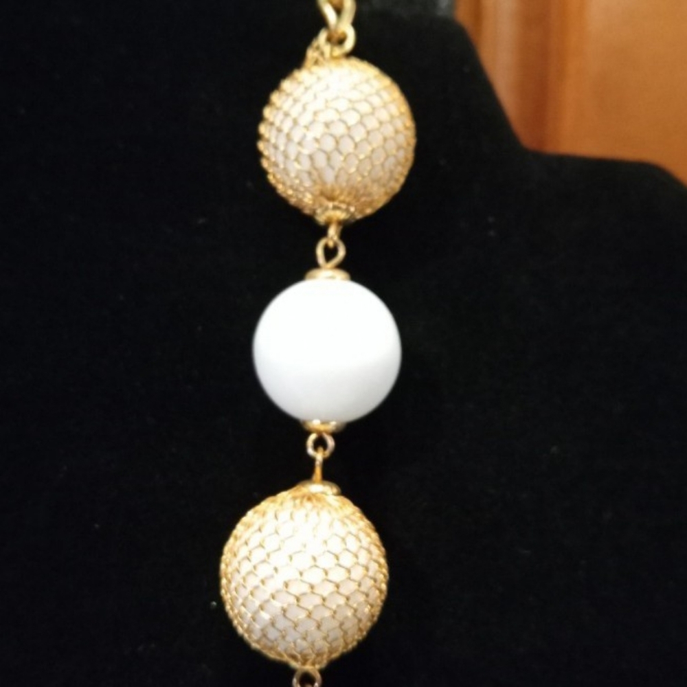 VTG 80s TRIFARI Gold-Toned Caged Chunky White Lucite Bead Necklace Adj. 27-33" L - Picture 4 of 5